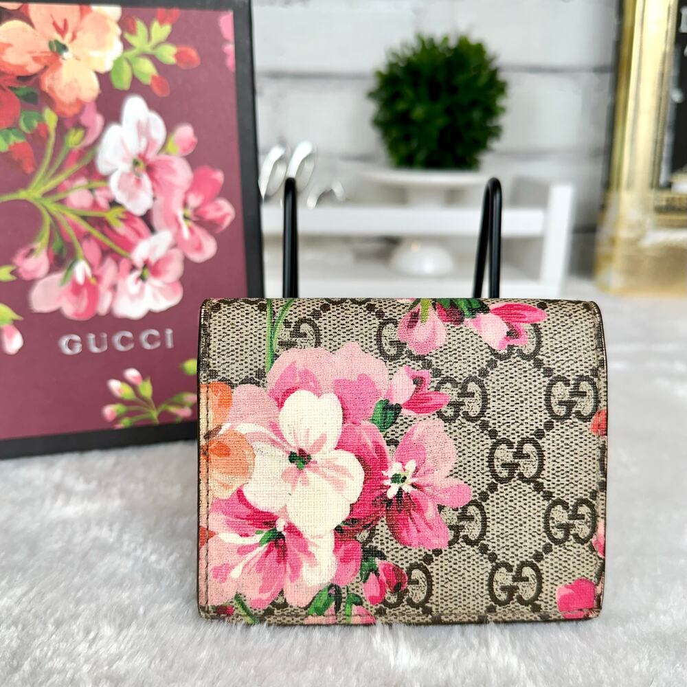 Gucci Flora Compact Wallet, Wristlet clutch GOOD USED! BEAUTIFUL! With chain